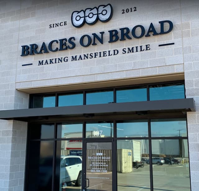 Braces on Broad photo